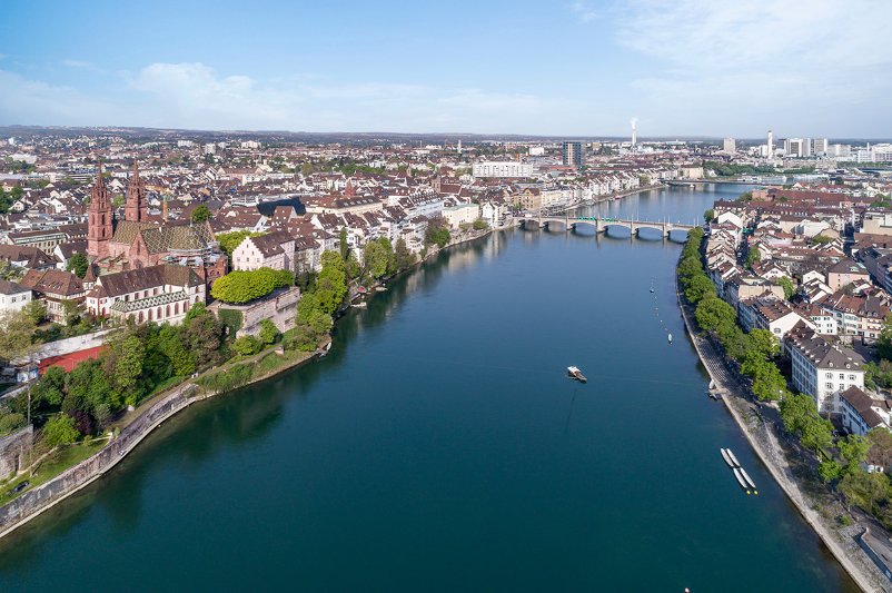 Vista della città di Basilea con la cattedrale e il fiume Reno